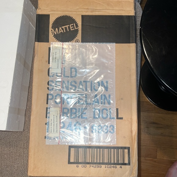 THE GOLD SENSATION- The Gold and Silver Porcelin Barbie Set - Picture 5 of 8